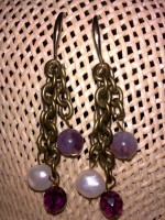 Pendientes cadena con detalles en lavanda y ciruela claro