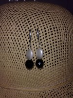 Pendientes lacasito negro y blanco perla
