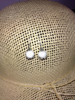 Pendientes bola blancos cortos