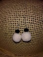 Pendientes bola blanca con testura azucarillo y detalle negro