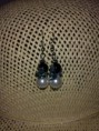 Pendientes negro, blanco perla con lazo gris