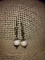 Pendientes cadenita con bolas blanco perla